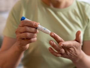 La prediabetes es un estado en el que la glucosa en sangre se encuentra por encima de los valores normales, pero aún no alcanza los niveles necesarios