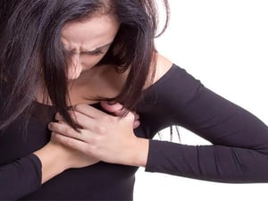 ¿Alguna vez has notado que tu corazón late muy rápido o de forma irregular sin una causa clara? La taquicardia, es decir, un aumento del ritmo cardíaco,