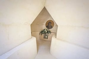 Un rodaje de contenido para adultos en la tumba de Camilo Sesto generó indignación pública y abrió una investigación municipal en Alcoy por presuntas