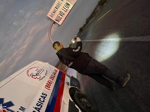 Mientras muchos preparan su cena con familia, ellos recorren kilómetros de asfalto, pendientes por si alguien requiere ayuda.  La noche cae temprano