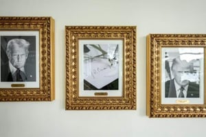 Donald Trump colocó placas bajo los retratos de expresidentes en la Casa Blanca, criticando y ridiculizando a Biden y Obama.  El presidente de Estados Unidos,