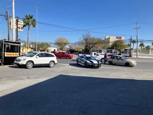 Maniobra imprudente termina en colisión sin heridos.  Una tarde que parecía rutinaria terminó en un susto para dos automovilistas luego de que una mujer