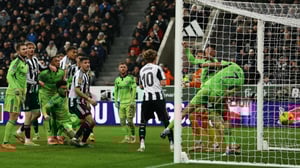    Newcastle superó a un complicado Fulham con un gol en los últimos minutos. Lewis Miley fue el héroe que los acerca al bicampeonato.  Un gol en el tiempo