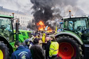 Agricultores europeos protagonizaron fuertes protestas en Bruselas durante la cumbre de la Unión Europea, en rechazo al acuerdo comercial con el Mercosur