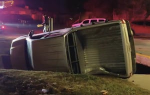 Un accidente vehicular generó la movilización de autoridades en la colonia Infonavit, luego de que una camioneta tipo pickup, modelo 2024, terminara