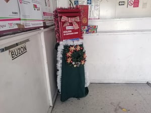 Niñas y niños acuden a los buzones de Correos para depositar sus cartas con deseos y peticiones, preservando una tradición navideña que se repite cada año.
