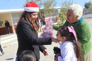 Autoridades municipales participaron en el festival navideño de una primaria de Nueva Rosita, reforzando la cercanía institucional y el compromiso