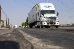 El autotransporte de carga concluirá 2025 sin crecimiento por aranceles, sobrerregulación e infraestructura deficiente, advirtió la CANACAR, al alertar