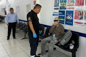 El accidente ocurrió antes de recibir atención médica.  Un adulto mayor que padece diversos problemas de salud sufrió una caída cuando acudía a una farmacia