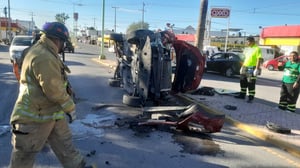 Vehículo termina destrozado en el bulevar Ejército Mexicano.  La tarde del jueves, una volcadura de consideración dejó como saldo la pérdida total