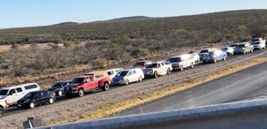 El tramo de la carretera federal 57 que conduce a Piedras Negras reporta un incremento notable en el tráfico vehicular debido al regreso masivo de paisanos