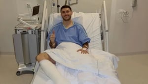    El delantero mexicano Santiago Giménez fue intervenido quirúrgicamente. Su recuperación ya comenzó con un mensaje de optimismo.  Santiago Giménez,
