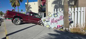 Cuerpos de rescate y seguridad de Monclova se movilizaron.  Un vehículo terminó incrustado contra el barandal del estacionamiento de la tienda China Town,