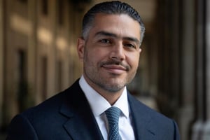 The New York Times destaca el rol de Omar García Harfuch como principal enlace con agencias de EE.UU. y la nueva estrategia contra el crimen organizado.