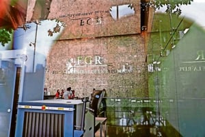 Trabajadores de limpieza piden a la Secretaría Anticorrupción revisar una licitación de la FGR, que acusan fue aplazada para beneficiar a una empresa