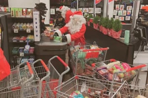 Un grupo de activistas disfrazados de Santa Claus y duendes robó un supermercado Metro en Montreal para donar la comida, en protesta por el alza de precios.
