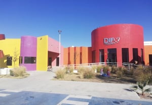 Durante los últimos meses, adultos mayores han incrementado la búsqueda de espacios como empacadores voluntarios en supermercados de la ciudad.