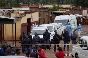 Un grupo de al menos 12 hombres armados atacó un bar en Bekkersdal, cerca de Johannesburgo (Sudáfrica), dejando al menos nueve personas muertas y 10 heridas