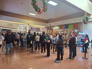   Las filas para tramitar el permiso de internación I-94 se registran completamente saturadas este domingo en el módulo de la Oficina de Aduanas y Protección