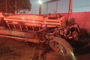 Un camión de pasajeros que transportaba a jornaleros wixáricas de Jalisco a Zacatecas se volcó esta mañana en la carretera Morelos-Calera, dejando un saldo
