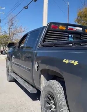 Un conductor que no respetó un señalamiento de alto provocó un aparatoso accidente vial en la colonia López Huitrón, en Sabinas, dejando cuantiosos daños