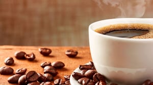 Las bebidas descafeinadas representan una opción para quienes desean disminuir su ingesta de cafeína, aunque su impacto en la salud depende de distintos