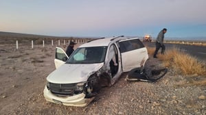 Tremendo encontronazo  Elementos de Protección Civil de Cuatro Ciénegas atendieron un reporte de accidente vial registrado sobre la carretera Cuatro