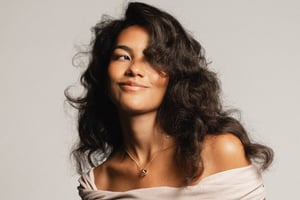 Este 2025 fue el año de Olivia Dean. La cantante británica no solo conquistó al público con su álbum The Art of Loving, sino también con su estilo, que combina