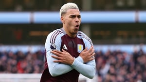 El Aston Villa sufrió, pero logró imponerse 2-1 al Manchester United este domingo, prolongando su impresionante racha a diez victorias consecutivas en todas