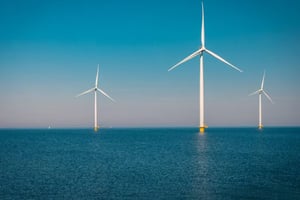 La administración Trump detuvo cinco proyectos de energía eólica marina tras advertencias del Pentágono sobre riesgos a la seguridad nacional.