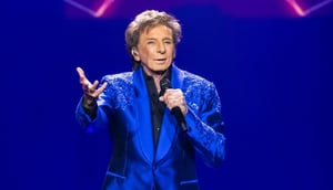 Barry Manilow informó que fue diagnosticado con cáncer de pulmón y que será operado, lo que obligó a aplazar conciertos previstos en Estados Unidos.