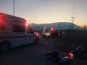 Socorristas de GRUM se movilizaron para auxiliarlo.  Un motociclista resultó lesionado luego de ser impactado por un vehículo que se dio a la fuga,