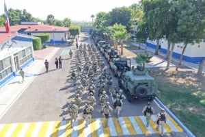 El gobierno federal enviará 150 militares más a Culiacán, Sinaloa, para reforzar la seguridad ante una ola de violencia que incluye ataques a casinos.