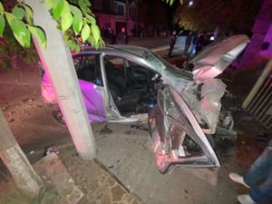 Un hombre resultó gravemente lesionado al chocar su vehículo contra un poste de CFE y la fachada de una vivienda en el centro de Sabinas, provocando