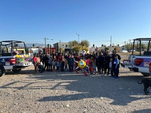Una tarde llena de magia en Las Torres.  La alegría y el espíritu navideño se hicieron presentes en el fraccionamiento Las Torres, donde Santa Claus arribó