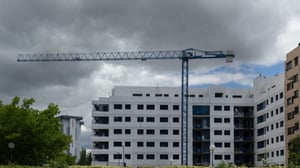 El sector construcción en México enfrenta una severa desaceleración, con caídas drásticas en el valor de producción en Ciudad de México y Monterrey.  El valor