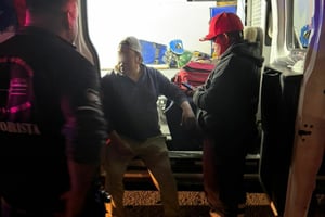 Socorristas de GRUM le brindaron los primeros auxilios.  Un vendedor de donas protagonizó un aparatoso accidente la noche del lunes, luego