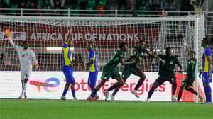    Nigeria debutó con triunfo en la Copa Africana de Naciones 2025. Las Águilas superaron 2-1 a una combativa Tanzania en el estadio de Fez.  Con goles de Semi