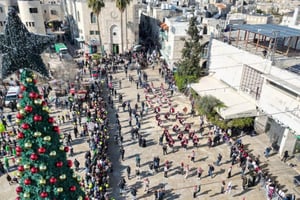 Tras dos años de un tono sombrío por la guerra, Belén recuperó sus celebraciones navideñas con desfiles y alegría gracias a la tregua en Gaza.  La ciudad