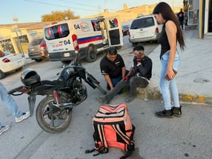 Socorristas de GRUM se movilizaron para brindarle el auxilio.  Una entrega de comida terminó en el pavimento y en una sala de urgencias, luego