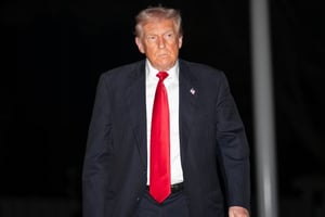 El gobierno de Trump planea convertir almacenes industriales en centros de detención para hasta 80,000 migrantes, según un borrador de ICE.  El gobierno