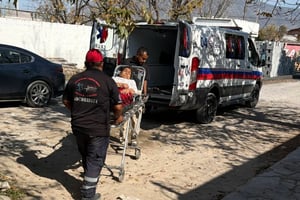 La mujer fue trasladada de emergencia al hospital.  Una mujer de 81 años terminó con una fractura de cadera luego de que el portón de su domicilio le cayera