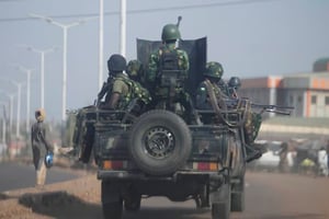 Un dispositivo explosivo detonó dentro de una mezquita en el mercado de Gamborun en Maiduguri, Nigeria, mientras los fieles oraban.  Un dispositivo