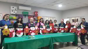 Los talleres navideños ofrecidos por la comunidad permitieron a participantes de todas las edades desarrollar su creatividad y celebrar las tradiciones