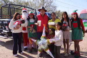    El Gobierno de San Juan de Sabinas llevó alegría y solidaridad a las familias, entregando 350 cenas navideñas y 1,200 bolsitas de dulces este