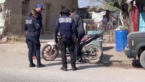 Un accidente en la calle Adam Arrocha, colonia Sarabia, dejó a una mujer lesionada, atendida por Cruz Roja y trasladada a un hospital en Sabinas 