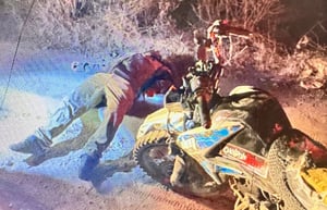 Un motociclista identificado como Horacio N., “El Chango”, cayó en una alcantarilla abierta en la calle Matamoros de Múzquiz, recibiendo atención médica