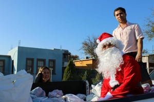 La Fundación 3 Hermanos, liderada por los hermanos Pacheco Mussi, llevó ropa y juguetes a familias de Sabinas, fomentando solidaridad y esperanza