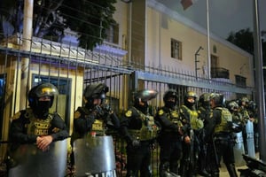 Perú reforzó la vigilancia policial en la embajada de México en Lima ante el riesgo de fuga de Betssy Chávez durante las celebraciones