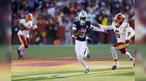  En un duelo sin incidencia en postemporada, los Cowboys de Dallas lograron una victoria ajustada sobre sus rivales de división.  Los Dallas Cowboys,